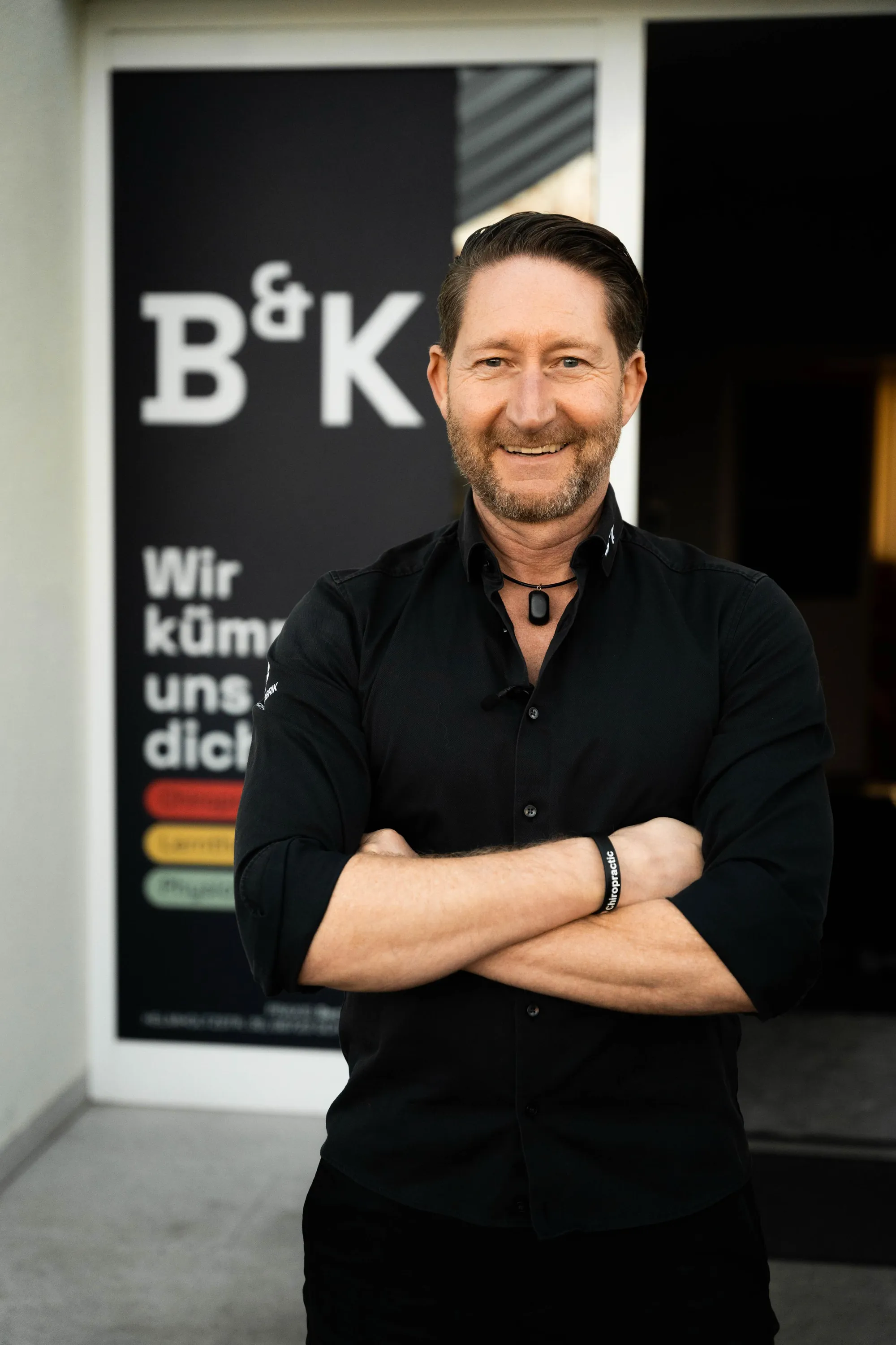 Matthias Beck vor der Praxis Beck & Kollegen
